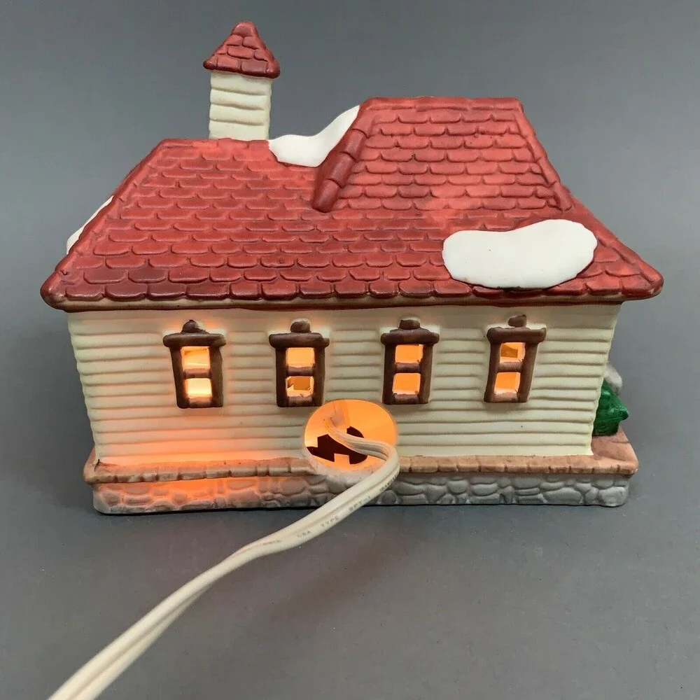 1990 Dickensville Collectibles Porcelain‎ Lighted House Wesaon Station